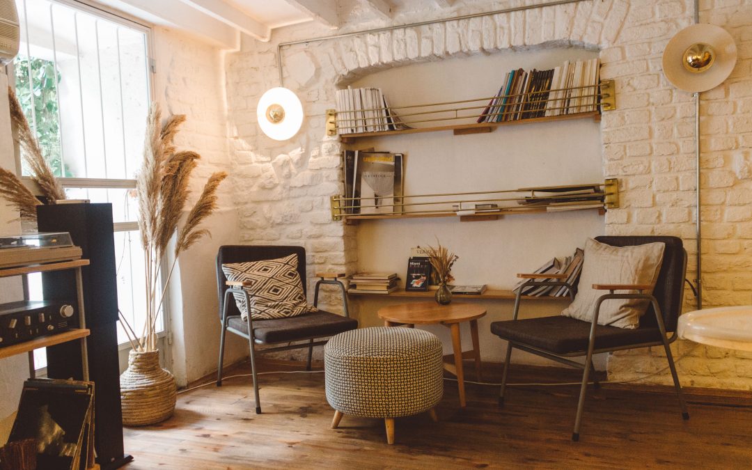 Simple Living Room Decor Tips for a Warm Atmosphere