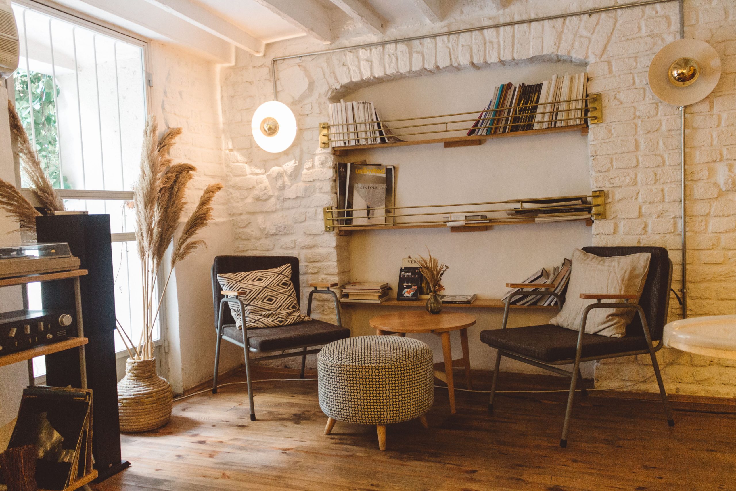 Simple Living Room Decor Tips for a Warm Atmosphere